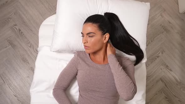 Woman Woke Up After an Uncomfortable Posture
