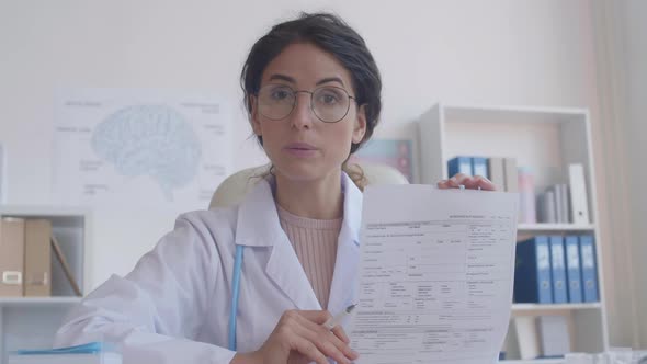 Online Doctor Explaining How to Fill in Form alt