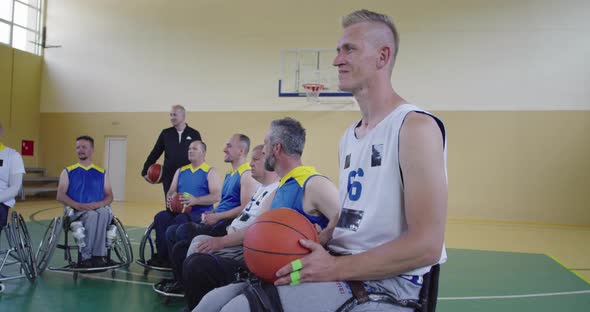 Selector I Explain New Tactics to Basketball Players in Wheelchairs Persons with Disabilities alt