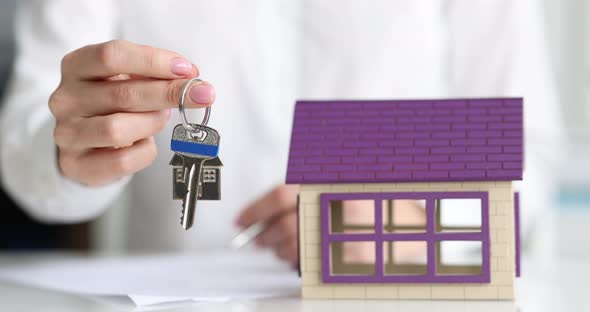 Residential House Lease Agreement with Real Estate Broker alt