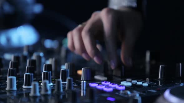 Hands of Woman Dj Play Music on Mixing Console, Party alt