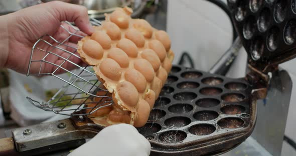Make hong kong local snack food egg waffle