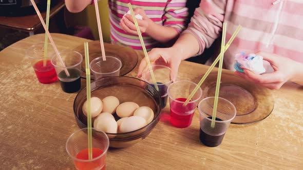 Children Paint Easter Eggs with Colorful Dyes in an Unusual Way alt