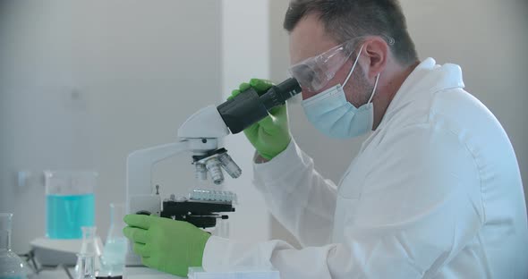 Using Microscope In The Lab alt