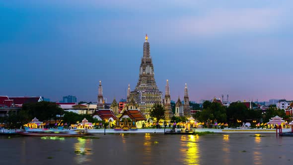 day to night time lapse of Wat Arun Temple with Chao Phraya river in Bangkok, Thailand alt