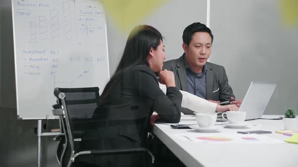 Young business team discussing a new project in meeting room. alt