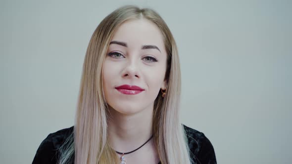 Beautiful Smiling Woman alt