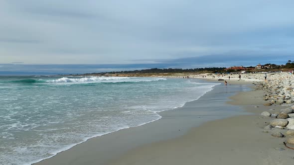 17 mile Drive Spanish bay in Monetery, California. Blue ocean waves hitting rocks at Seal Rock Beach alt