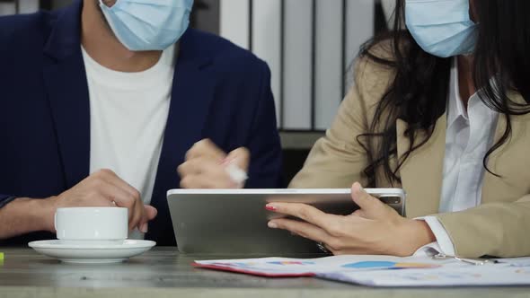 Business people in mask and working alt
