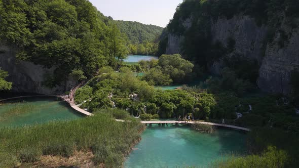 View from above of the Plitvice Lakes National Park with green plants and beautiful lakes and waterf alt