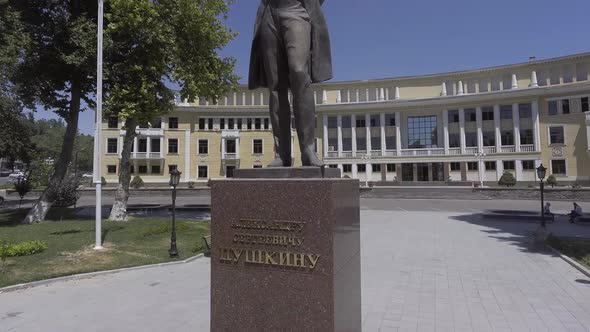 Tashkent Pedagogical University. monument to A. S. Pushkin alt