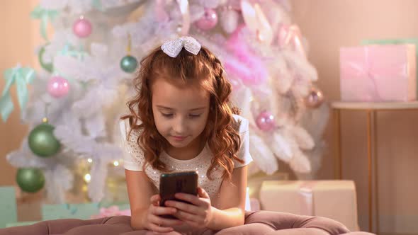 Little Girl Writes Letter To Santa Claus Her Smartphone