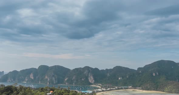 Time Lapse of Day Clouds Over the Wonderful Bay of Phi Phi Island Landscape with Boats. Andaman Sea alt