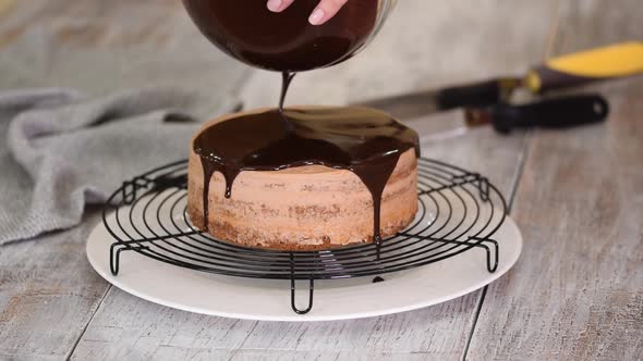 Glazing Chocolate Cake with Melted Chocolate alt