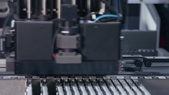 SMT machine places resistors, capacitors, transistors on circuit boards at high speed alt