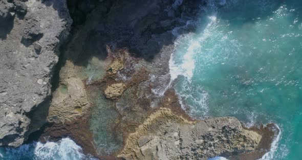 Wonderful view of the sea between the rocks in Macao, watching the splendor of the waves breaking on alt