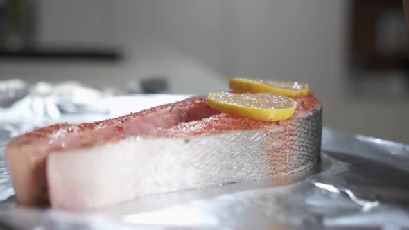 Process of Cooking the Baked Salmon Steak in Foil with Lemon alt