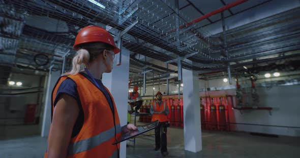 Female Inspector Asking Questions To Male Worker alt