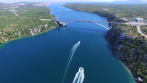 Aerial view of speedboats approaching bridge over dalmatian canal, Croatia alt
