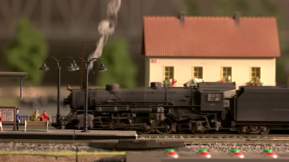 Moving Model of Steam Locomotive. alt