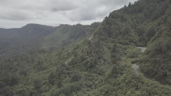 Mountain pass in New Zealand West Coast alt