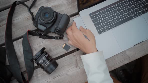 Freelance Digital Nomad Use Card Adapter on Laptop alt