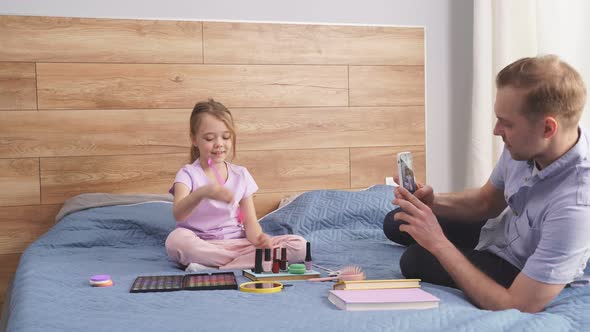 Modenr Trendy Father Take Photo of His Fashionable Daughter Using Cosmetics