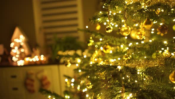 Detail Christmas Tree and Decoration alt