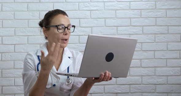 Web chat medical consulting. alt