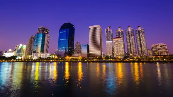 day to night Time-lapse of Bangkok city view at Benjakitti Park, Bangkok, Thailand alt