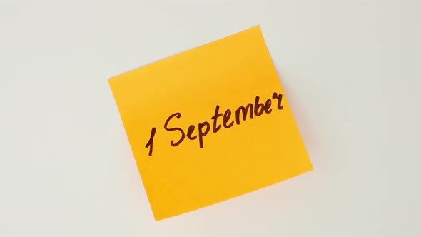 sticky note, with the inscription September 1, back to school alt