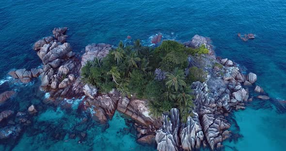 Uninhabited island of Saint Pierre in the Seychelles alt