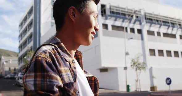 A man texting on the street alt