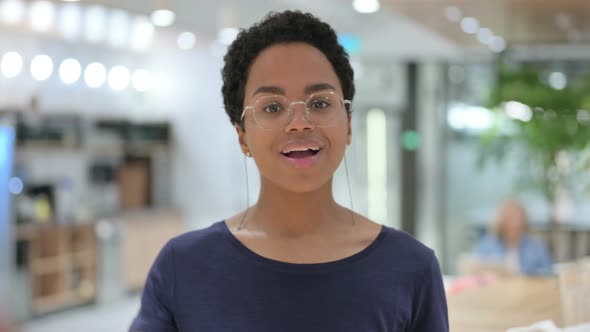 Portrait of Casual African Woman Waving, Welcoming  alt