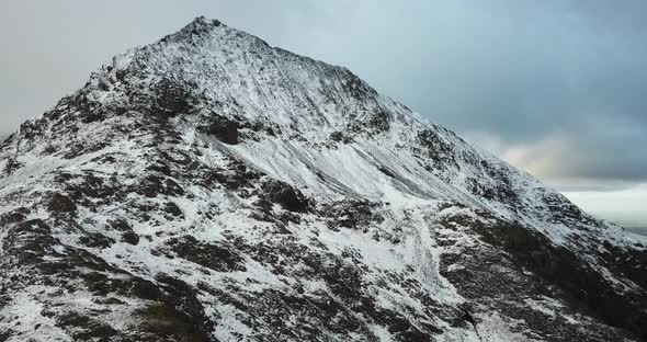 4k Drone footage of Snowdonia in winter. alt