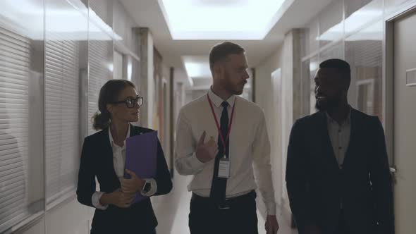 Business People Met Before the Meeting alt