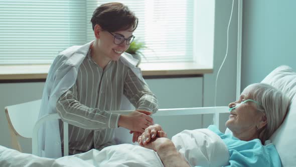 Woman Visiting Senior Mother in Hospital alt