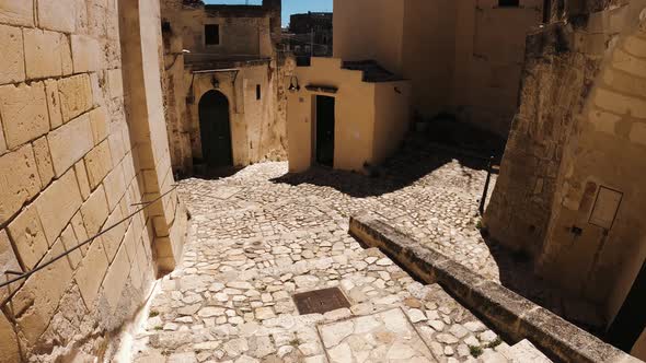 View of a narrow alley in the city of Matera, Italy alt