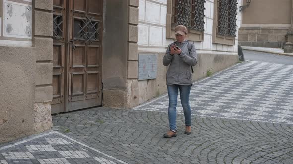 Map in the smartphone. alt