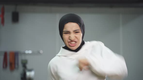 Portrait of a Muslim Woman During a Sports Workout in a Modern Fitness Room alt