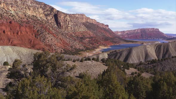 Panning view of the landscape looking toward Flaming Gorge in Utah. alt