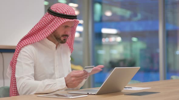 Online Payment Failure on Laptop for Arab Businessman alt