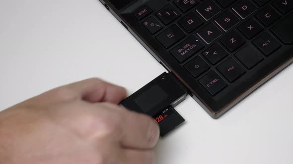 Connecting Storage Card To Laptop Computer alt