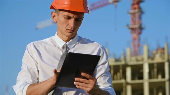 Builder In Hardhat With Tablet
