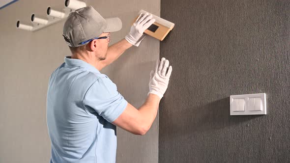 Vinyl Wallpapers Squeegee Tool in Use alt