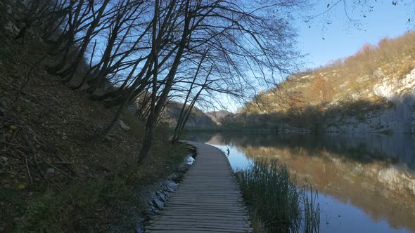 Timber boardwalk along a lake at Plitvice Park alt