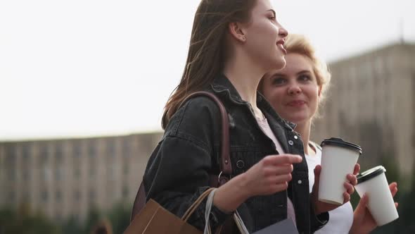 Friends Walk City Leisure Women Coffee Street alt
