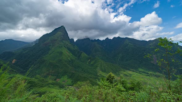 Time lapse of Fansipan mountain hills valley with paddy rice terraces in Sapa, Vietnam. alt