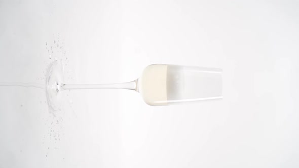 Vertical video, Close-up of sparkling champagne being poured into a glass; bubbles in a glass alt