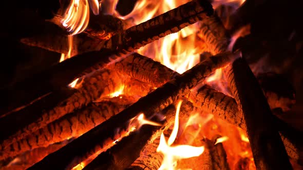 Camping Fire (2.7K) alt